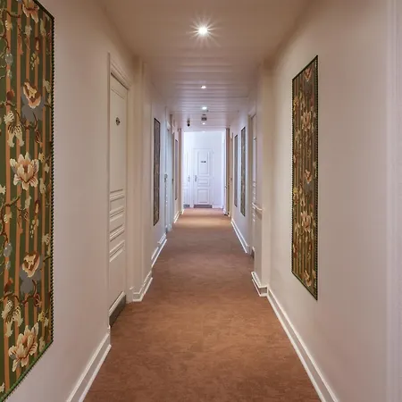 Louvia Hotel